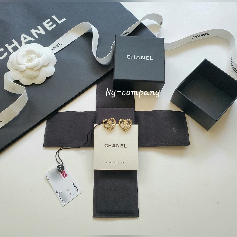 (SALE)Chanel Crystal CC Logo Heart Stud Earrings Brand New